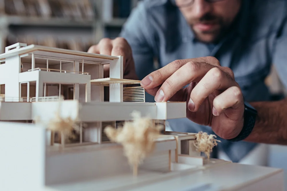 architekt wykonuje makietę domu - projekty domów Toruń